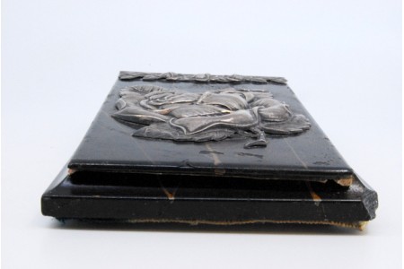  Porta blocos em pedra com aplicações em prata e flor em relevada na tampa.